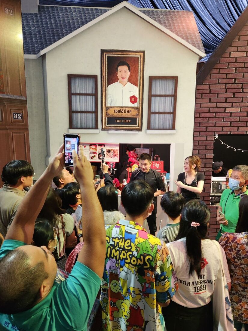 Crowd at Fatt Chicken booth